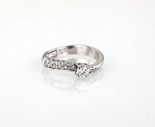 Anello in oro e brillanti  - Asta Asta a Tempo - Gioielli e Preziosi - Associazione Nazionale - Case d'Asta italiane