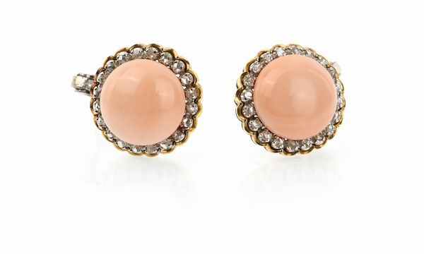 Coppia di orecchini a clipse in oro e spola di corallo rosa e diamanti  - Asta Asta a Tempo - Gioielli e Preziosi - Associazione Nazionale - Case d'Asta italiane