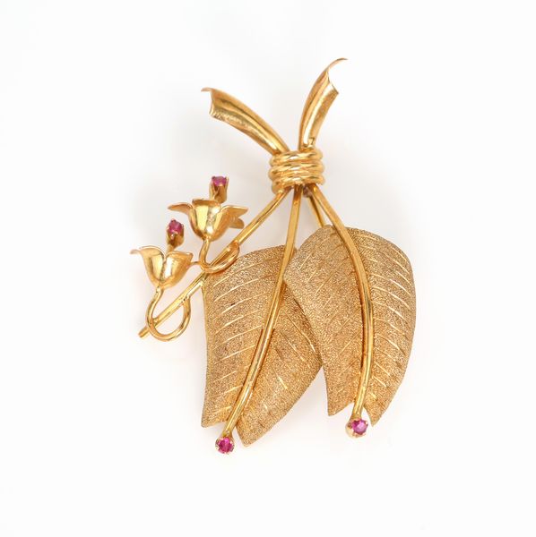 Spilla a foglia in oro e pietre rosse  - Asta Asta a Tempo - Gioielli e Preziosi - Associazione Nazionale - Case d'Asta italiane
