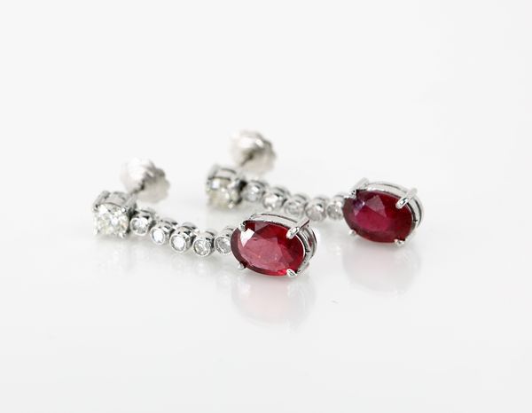 Orecchini pendenti in oro, diamanti e rubini  - Asta Asta a Tempo - Gioielli e Preziosi - Associazione Nazionale - Case d'Asta italiane