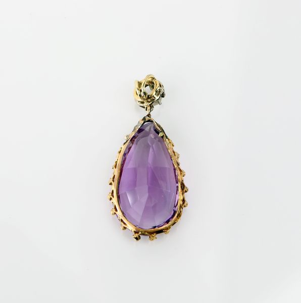 Pendente anni '20 con ametista a goccia e diamante  - Asta Asta a Tempo - Gioielli e Preziosi - Associazione Nazionale - Case d'Asta italiane