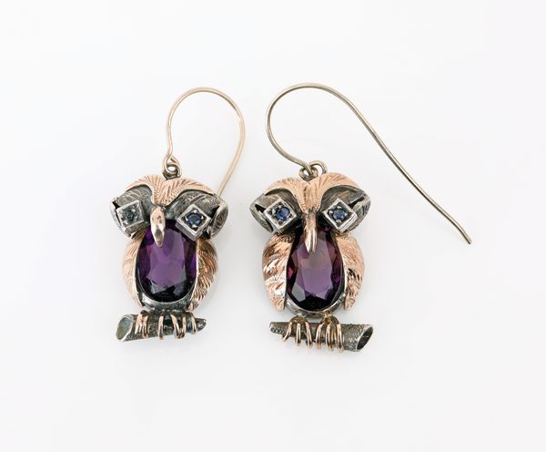 Coppia di orecchini a gufetto in oro, argento, zaffiri e ametiste  - Asta Asta a Tempo - Gioielli e Preziosi - Associazione Nazionale - Case d'Asta italiane