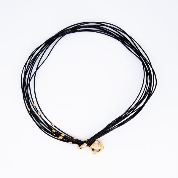 Collana in oro, brillanti e fili in caucciù  - Asta Asta a Tempo - Gioielli e Preziosi - Associazione Nazionale - Case d'Asta italiane
