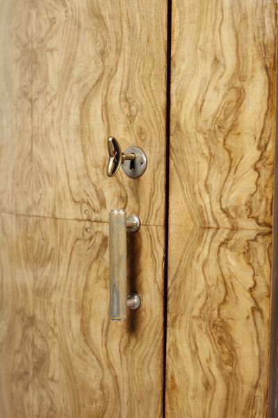 MERONI & FOSSATI : Coppia di mobili angoliera  - Asta Asta 393 | DESIGN E ARTI DECORATIVE DEL NOVECENTO Online - Associazione Nazionale - Case d'Asta italiane