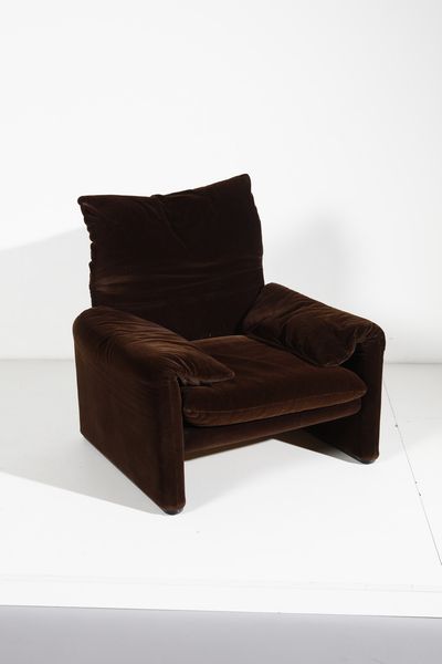 MAGISTRETTI VICO (1920 - 2006) : Coppia di poltrone Maralunga per Cassina  - Asta Asta 393 | DESIGN E ARTI DECORATIVE DEL NOVECENTO Online - Associazione Nazionale - Case d'Asta italiane