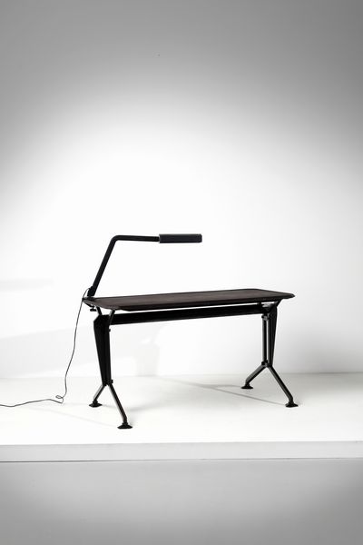 GRUPPO BBPR (n. 1932) : Scrivania con lampada serie Arco per Olivetti  - Asta Asta 393 | DESIGN E ARTI DECORATIVE DEL NOVECENTO Online - Associazione Nazionale - Case d'Asta italiane