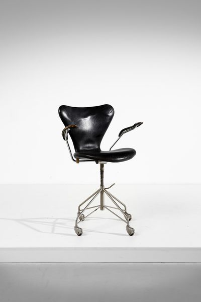 JACOBSEN ARNE (1902 - 1971) : Sedia girevole per Friz Hansen  - Asta Asta 393 | DESIGN E ARTI DECORATIVE DEL NOVECENTO Online - Associazione Nazionale - Case d'Asta italiane