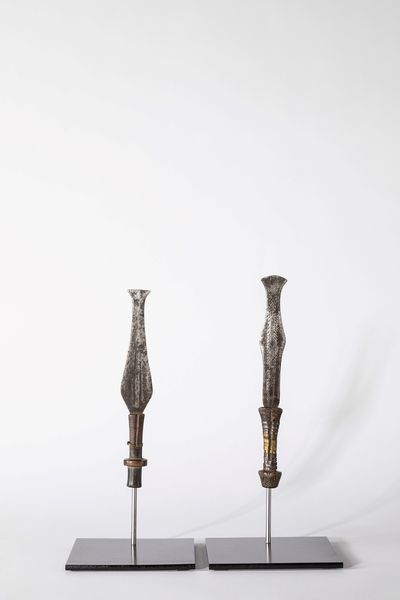 SENGELE,,, : Coppia di coltelli in miniatura a utilizzo cerimoniale  - Asta Forme tradizionali africane - Associazione Nazionale - Case d'Asta italiane