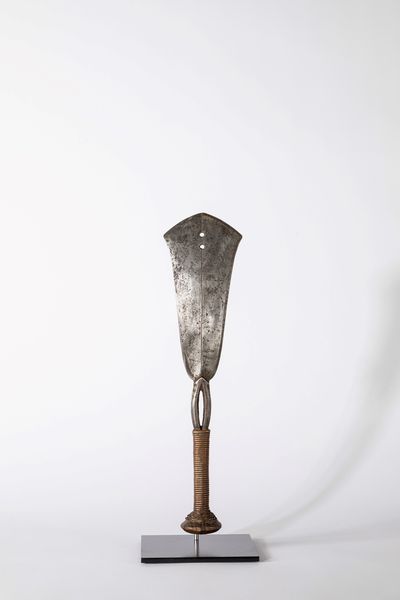 YAKOMA, : Coltello ornamentale  - Asta Forme tradizionali africane - Associazione Nazionale - Case d'Asta italiane