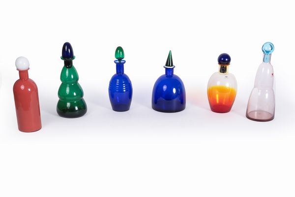 Sei bottiglie in vetro di Murano colorato, Carlo Moretti  - Asta Incanti d'arte - Associazione Nazionale - Case d'Asta italiane