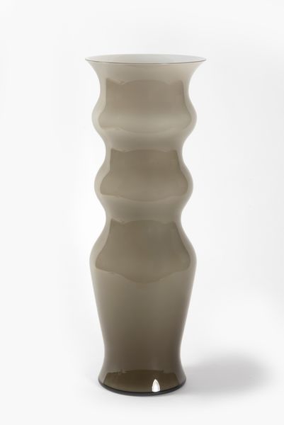 Vaso Venini in vetro grigio incamiciato bianco, secolo XX  - Asta Incanti d'arte - Associazione Nazionale - Case d'Asta italiane