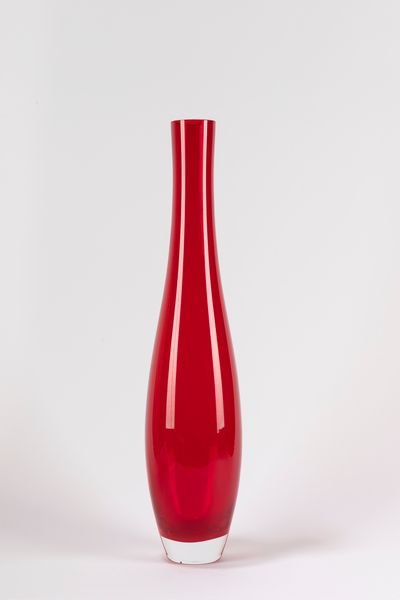 Vaso in vetro rosso di forma allungata, Murano, La Murrina, secolo XX  - Asta Incanti d'arte - Associazione Nazionale - Case d'Asta italiane