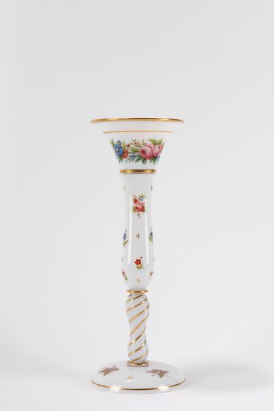 Vaso in opalina decorato con motivi floreali, secolo XX  - Asta Incanti d'arte - Associazione Nazionale - Case d'Asta italiane