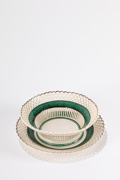 Lotto composto da un cestino e un piatto in terraglia bianca e verde, secolo XX  - Asta Incanti d'arte - Associazione Nazionale - Case d'Asta italiane