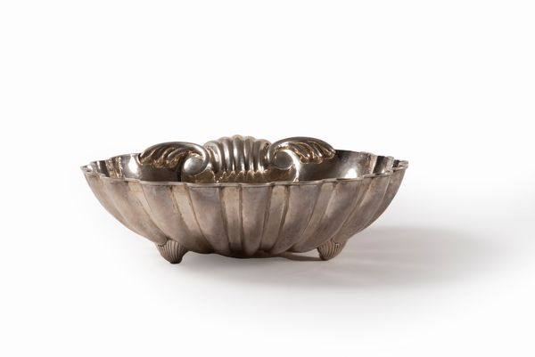 Centrotavola in argento 800 a forma di conchiglia, argentiere Missaglia Milano  - Asta Incanti d'arte - Associazione Nazionale - Case d'Asta italiane