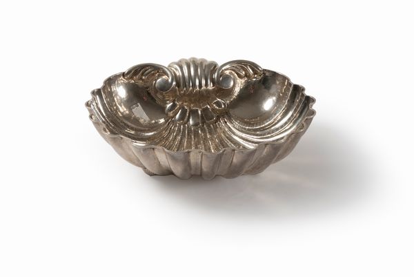 Centrotavola in argento 800 a forma di conchiglia, argentiere Missaglia Milano  - Asta Incanti d'arte - Associazione Nazionale - Case d'Asta italiane