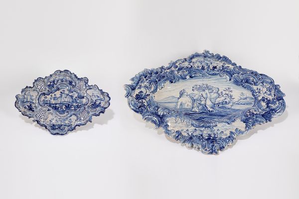 Due piatti in ceramica bianca e blu nello stile di Albissola, secolo XX  - Asta Incanti d'arte - Associazione Nazionale - Case d'Asta italiane