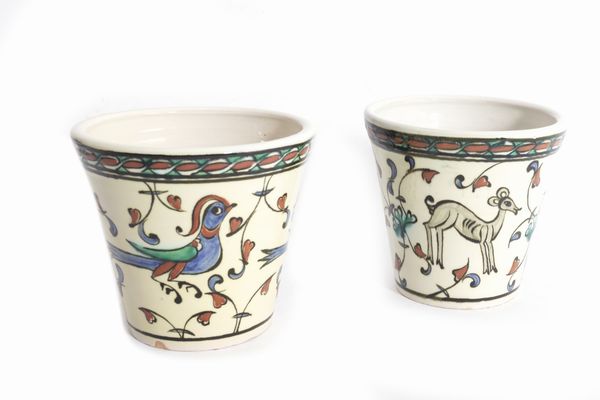Coppia di vasi in ceramica policroma con motivi zoomorfi, secolo XX  - Asta Incanti d'arte - Associazione Nazionale - Case d'Asta italiane