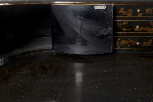 Scrivania da centro Carlton House in legno laccato nero decorata con motivi a Chinoserie, inizi secolo XX  - Asta Incanti d'arte - Associazione Nazionale - Case d'Asta italiane