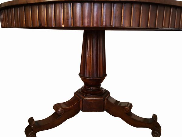 Tavolo rotondo intarsiato a motivi floreali, secolo XIX  - Asta Incanti d'arte - Associazione Nazionale - Case d'Asta italiane