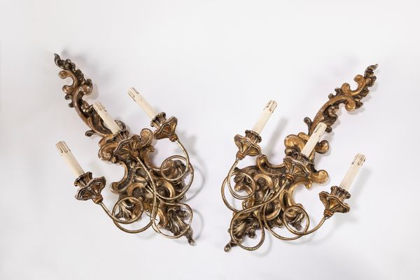 Coppia di appliques a tre luci in legno dorato a mecca, inizi secolo XX  - Asta Incanti d'arte - Associazione Nazionale - Case d'Asta italiane