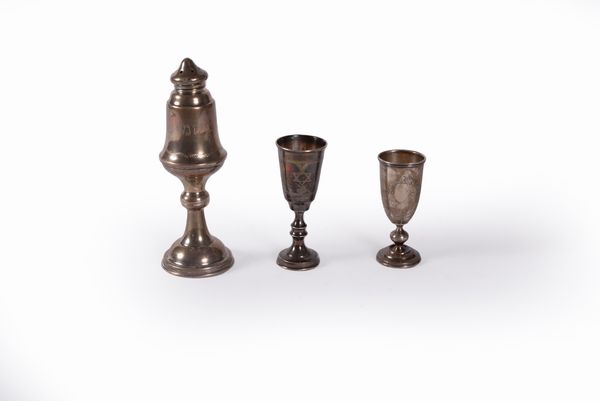 Lotto composto da due piccoli calici e uno spargizucchero in argento  - Asta Incanti d'arte - Associazione Nazionale - Case d'Asta italiane