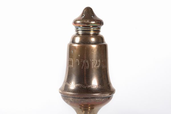 Lotto composto da due piccoli calici e uno spargizucchero in argento  - Asta Incanti d'arte - Associazione Nazionale - Case d'Asta italiane