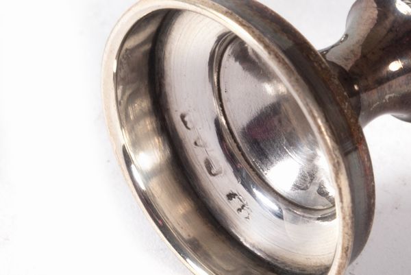 Lotto composto da due piccoli calici e uno spargizucchero in argento  - Asta Incanti d'arte - Associazione Nazionale - Case d'Asta italiane