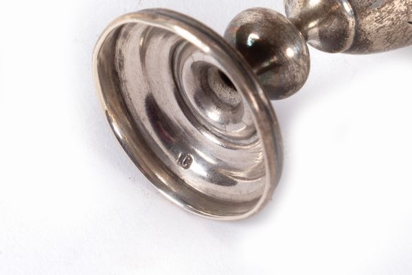 Lotto composto da due piccoli calici e uno spargizucchero in argento  - Asta Incanti d'arte - Associazione Nazionale - Case d'Asta italiane