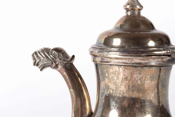 Piccola teiera in argento  - Asta Incanti d'arte - Associazione Nazionale - Case d'Asta italiane