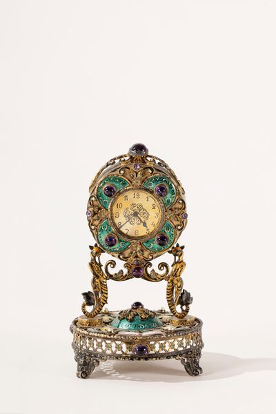 Orologio da tavolo in argento dorato con smalti, ametiste cabochon e perle, anni '50 del Novecento  - Asta Incanti d'arte - Associazione Nazionale - Case d'Asta italiane