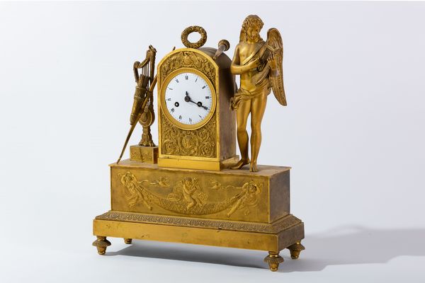 Pendola Impero in bronzo dorato con Cupido che suona la cetra, inizi secolo XIX  - Asta Incanti d'arte - Associazione Nazionale - Case d'Asta italiane