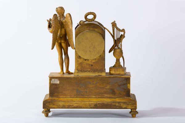 Pendola Impero in bronzo dorato con Cupido che suona la cetra, inizi secolo XIX  - Asta Incanti d'arte - Associazione Nazionale - Case d'Asta italiane