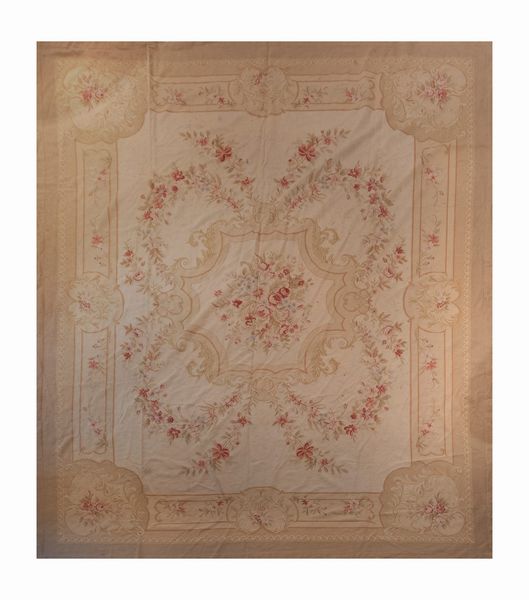Tappeto Aubusson color beige, senape e rosa, con motivi geometrici e floreali, inizi secolo XX  - Asta Incanti d'arte - Associazione Nazionale - Case d'Asta italiane