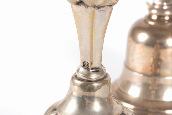 Lotto composto da sei campanelli in argento, Paesi Bassi secolo XIX-XX  - Asta Incanti d'arte - Associazione Nazionale - Case d'Asta italiane