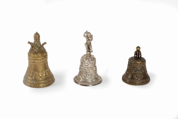 Lotto composto da tre campanelli in bronzo, secolo XIX  - Asta Incanti d'arte - Associazione Nazionale - Case d'Asta italiane