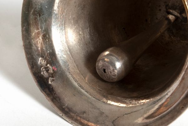 Lotto composto da tre campanelli in bronzo, secolo XIX  - Asta Incanti d'arte - Associazione Nazionale - Case d'Asta italiane