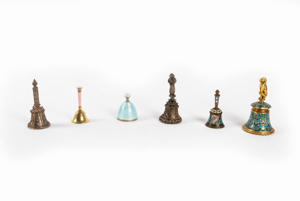 Lotto composto da sei campanelli, inizi secolo XX  - Asta Incanti d'arte - Associazione Nazionale - Case d'Asta italiane