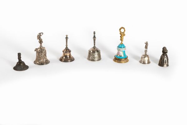Lotto composto da sette campanelli in bronzo, secoli XIX - XX  - Asta Incanti d'arte - Associazione Nazionale - Case d'Asta italiane