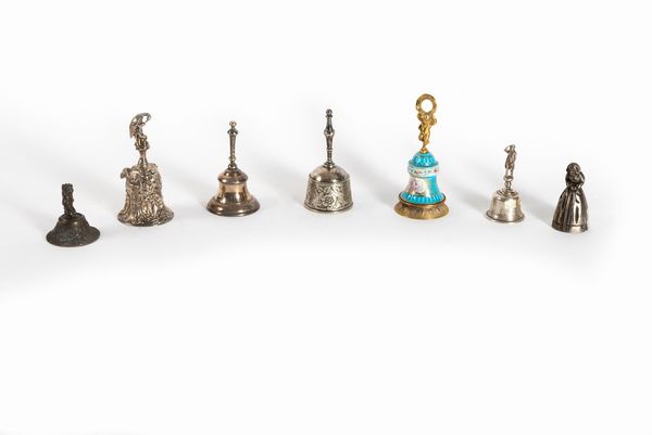 Lotto composto da sette campanelli in bronzo, secoli XIX - XX  - Asta Incanti d'arte - Associazione Nazionale - Case d'Asta italiane