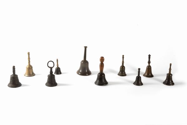 Lotto composto da dieci campanelli in bronzo, epoche varie  - Asta Incanti d'arte - Associazione Nazionale - Case d'Asta italiane