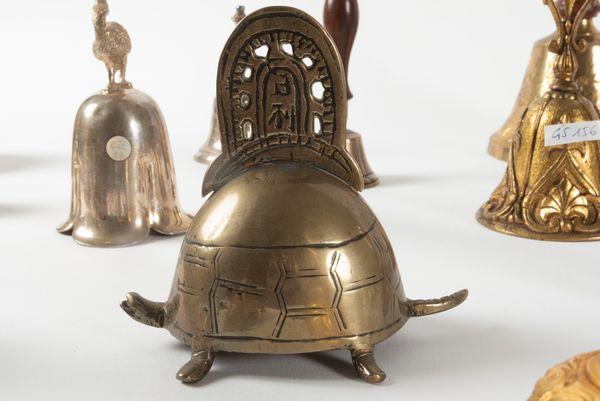 Lotto composto da trentaquattro campanelli in metalli vari, secolo XX  - Asta Incanti d'arte - Associazione Nazionale - Case d'Asta italiane