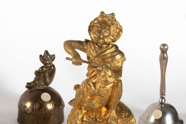 Lotto composto da trentaquattro campanelli in metalli vari, secolo XX  - Asta Incanti d'arte - Associazione Nazionale - Case d'Asta italiane