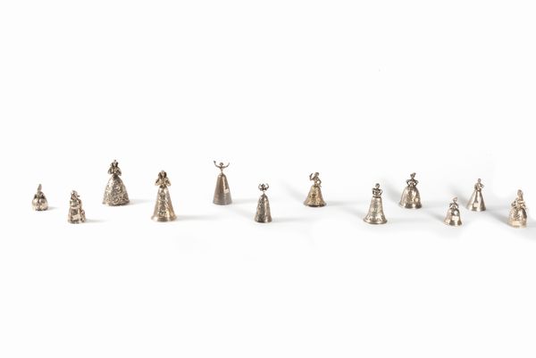 Lotto composto da dodici campanelli in argento di manifattura europea, secoli XIX-XX  - Asta Incanti d'arte - Associazione Nazionale - Case d'Asta italiane