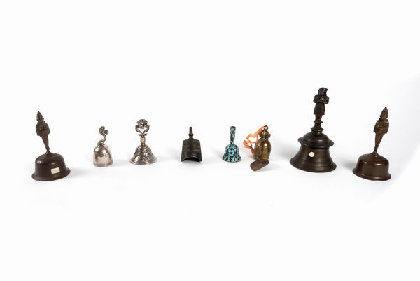 Lotto composto da otto campanelli orientali, secoli XIX - XX  - Asta Incanti d'arte - Associazione Nazionale - Case d'Asta italiane