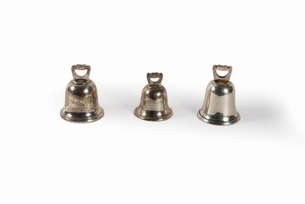 Lotto composto da tre campanelli in argento, Inghilterra inizi secolo XX  - Asta Incanti d'arte - Associazione Nazionale - Case d'Asta italiane