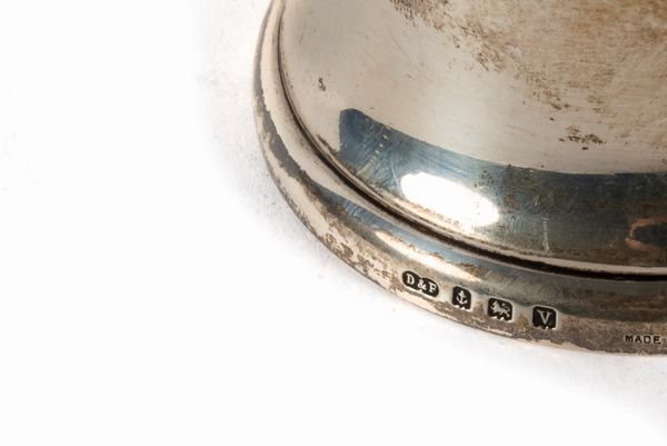 Lotto composto da tre campanelli in argento, Inghilterra inizi secolo XX  - Asta Incanti d'arte - Associazione Nazionale - Case d'Asta italiane