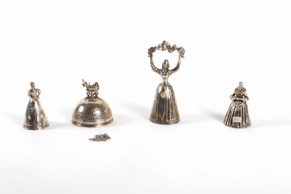 Lotto composto da quattro campanelli in argento, Inghilterra, fine secolo XIX - inizi secolo XX  - Asta Incanti d'arte - Associazione Nazionale - Case d'Asta italiane