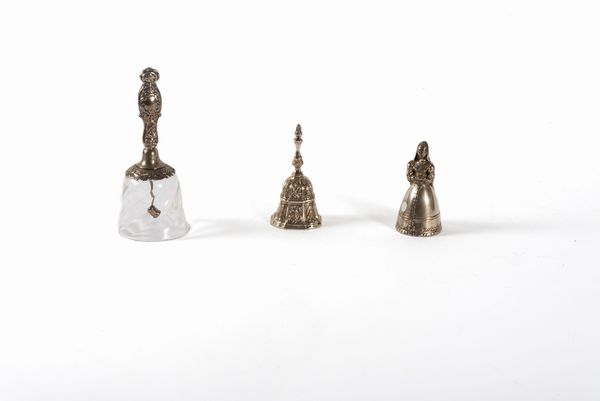 Lotto composto da tre campanelli in argento, Londra, Inghilterra secoli XIX - XX  - Asta Incanti d'arte - Associazione Nazionale - Case d'Asta italiane