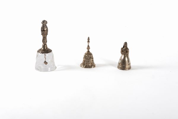 Lotto composto da tre campanelli in argento, Londra, Inghilterra secoli XIX - XX  - Asta Incanti d'arte - Associazione Nazionale - Case d'Asta italiane